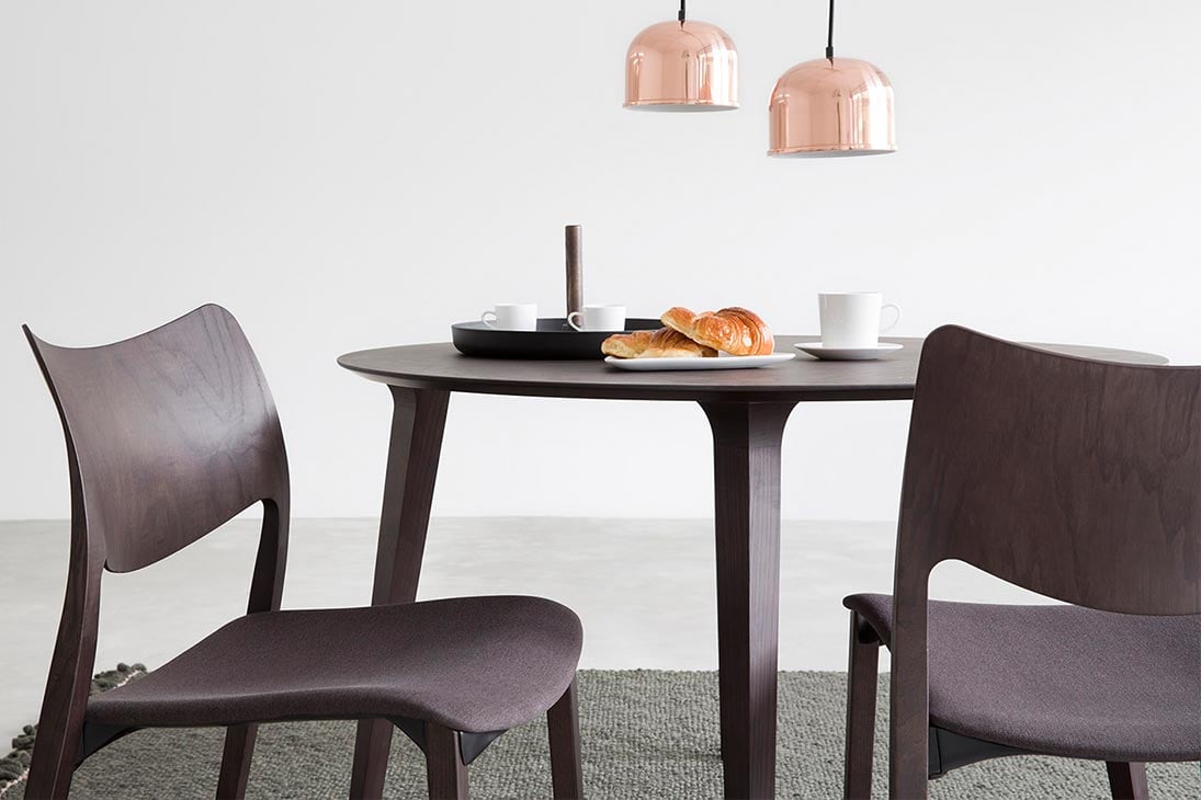 LAU ROUND Esstisch Nahaufnahme Holz – Esche weiß, natürliche Wärme, hochwertig – Stua