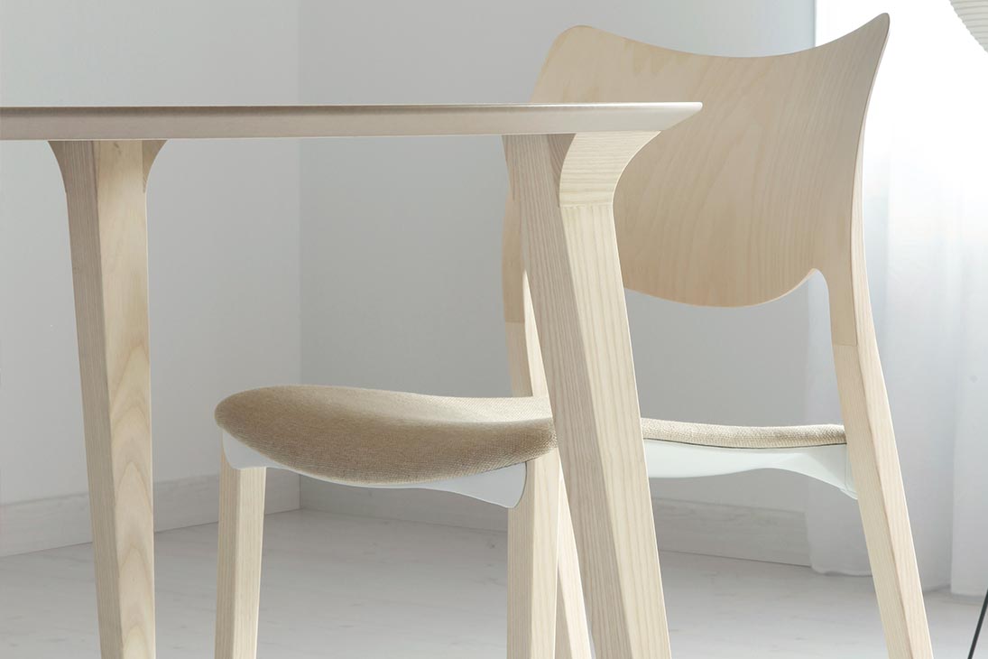 LAU ROUND Esstisch Gesamtansicht hell – Esche weiß, schlichte Eleganz, stabil – Stua