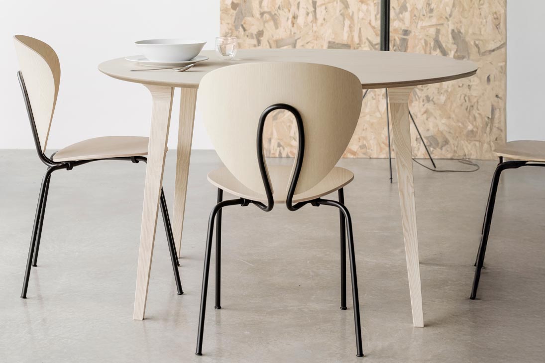 LAU ROUND Esstisch Beindetail – sanft geschwungene Beine, Esche weiß, Stua – Stua