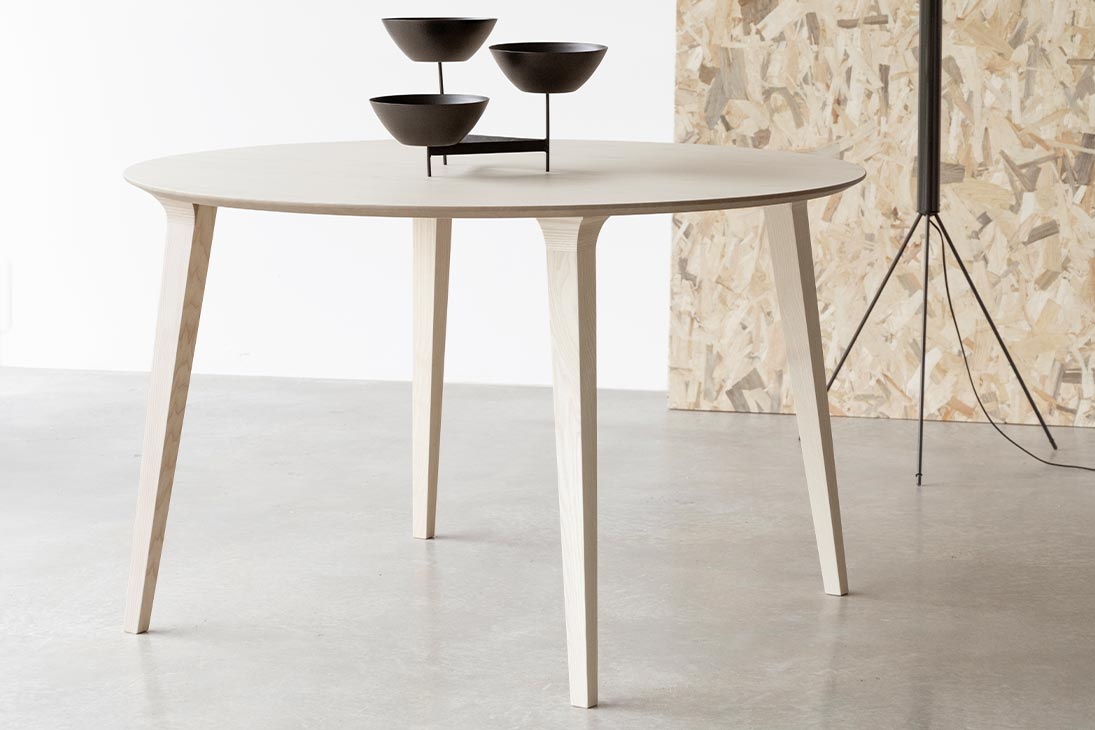 LAU ROUND Esstisch Raumansicht modern – Esche weiß, harmonisches Design – Stua