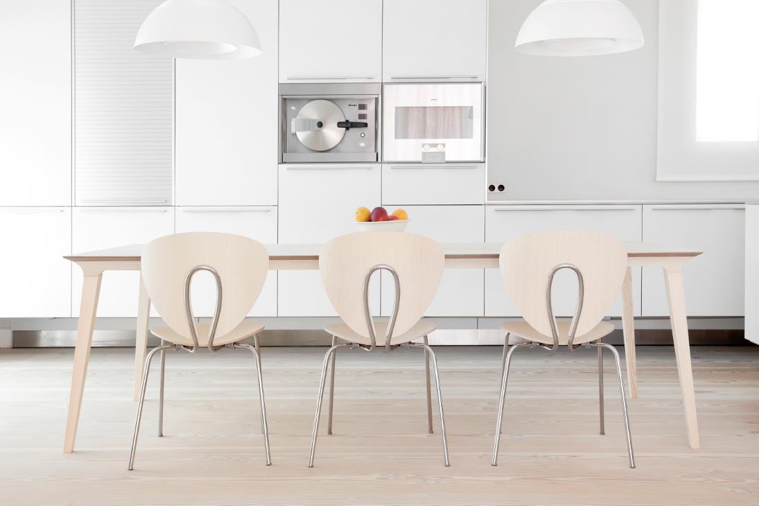 LAU RECTANGLE Esstisch im Raum – minimalistisches Design von Stua, Esche warm-grau