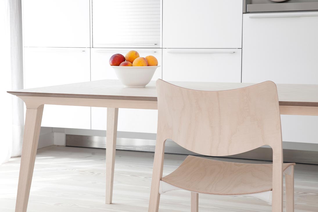 LAU RECTANGLE Esstisch Gesamtansicht schräg – Einfachheit und Eleganz vereint – Stua