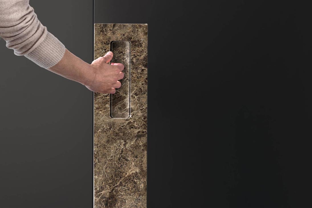 N.O.W. KEY Kleiderschrank Detailansicht Tür – Glaseinsatz XGlass-Technologie, Tortora – Lago