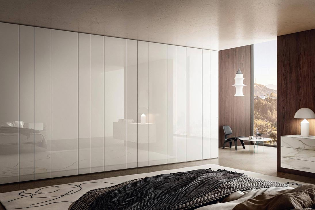 N.O.W. QUICK Kleiderschrank Detailansicht Front – glänzendes Glas, haptisches Design – Lago
