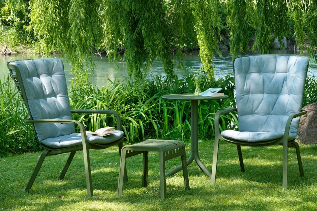 FOLIO Gartensessel Gesamtansicht schräg – Weiß im Außenbereich – Nardi