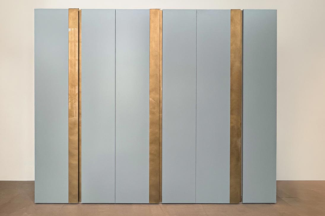N.O.W. GROOVE Kleiderschrank Detailansicht Öffnung – patentiertes System für intuitive Bedienung – Lago