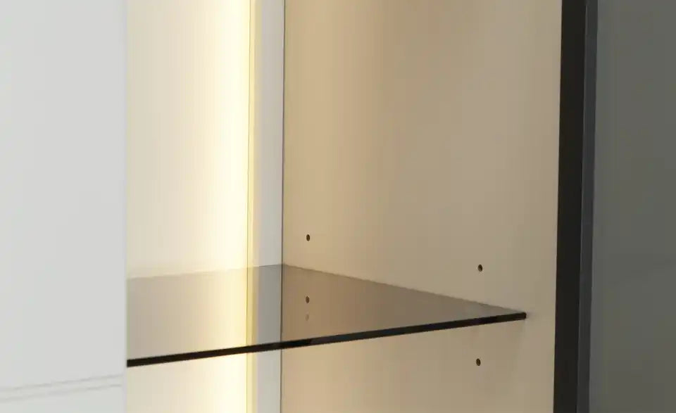 Jette Home Wohnkombination Stone im Raum – moderne Wohnwand Weiß mit LED-Griffbeleuchtung – Jette Home