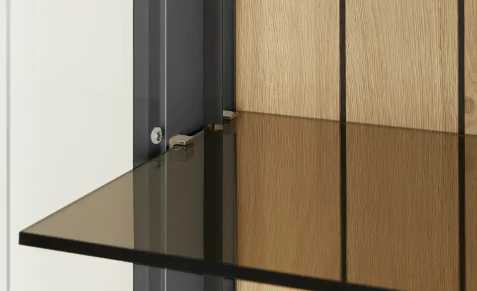 Jette Home Vitrine Como Detailansicht Boden – 2 Glasböden, 3 Holzeinlegeböden Graphit – Jette Home
