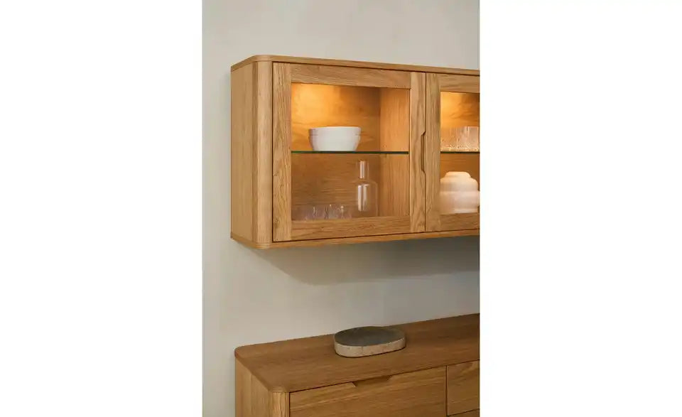 Furnhouse Hängevitrine Detailansicht Tür – Griffmulde Eiche, Glasböden, Tastdimmer – Furnhouse