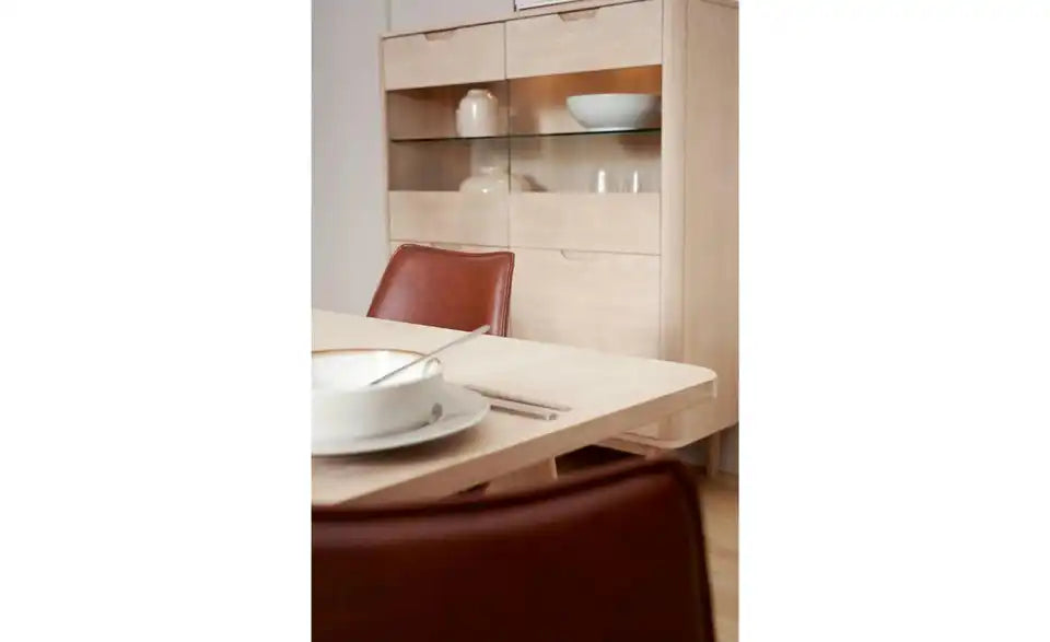 Furnhouse Highboard Schrägsicht Raum – 3 Fächer, Glasböden, Eiche bianco – Furnhouse