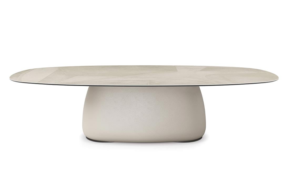 BOTERO KERAMIK Esstisch von vorne – skulpturale Basis Lehm-Spachtel-Optik – Cattelan Italia