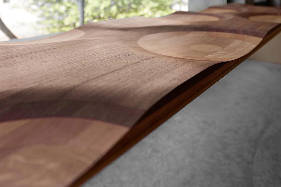 RIPPLES Sitzbank Detailansicht – polychrome Holzmaserung Eiche und Esche, Sitzmulden – Horm