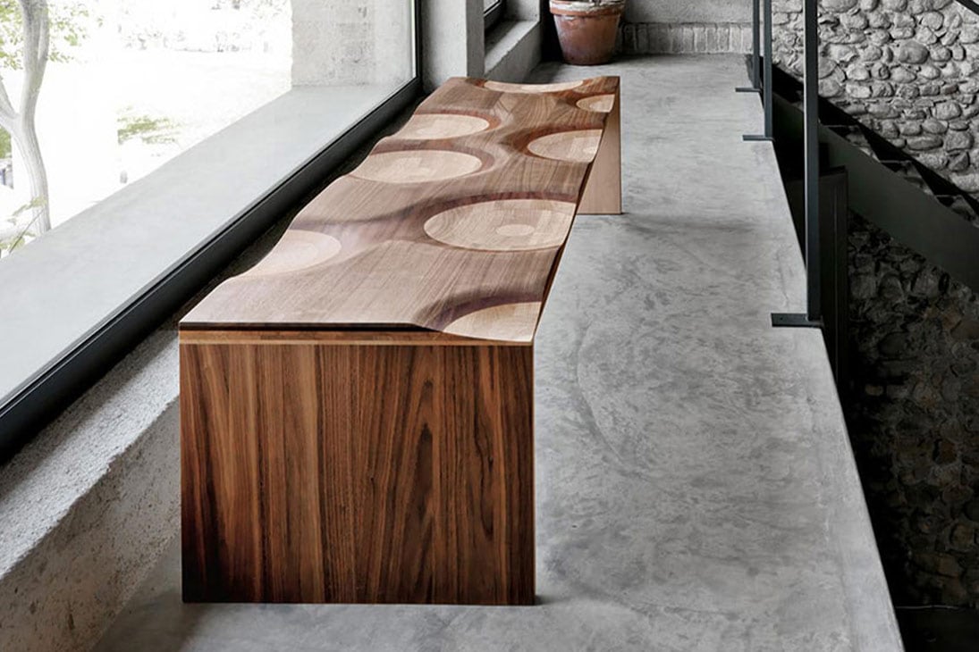 RIPPLES Sitzbank Schraegansicht – Sitzhöhe 40 cm, fließende Sitzmulden Toyo Ito Design – Horm