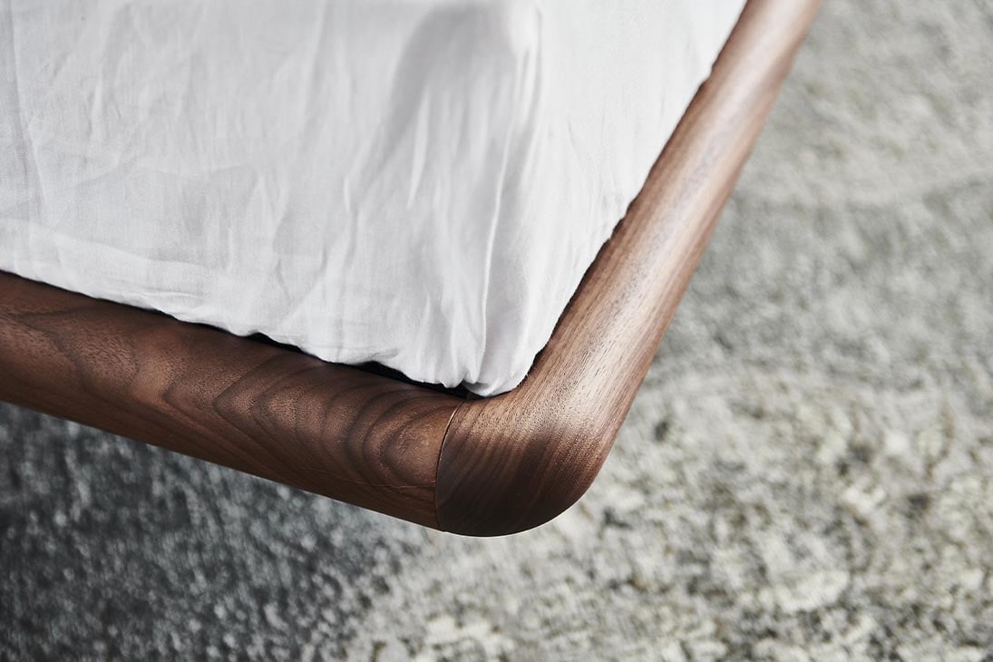 MARLON Bett Schraegansicht hinten – Kopfteil Bianco mit Polsterung, Holzfüße – Cattelan Italia