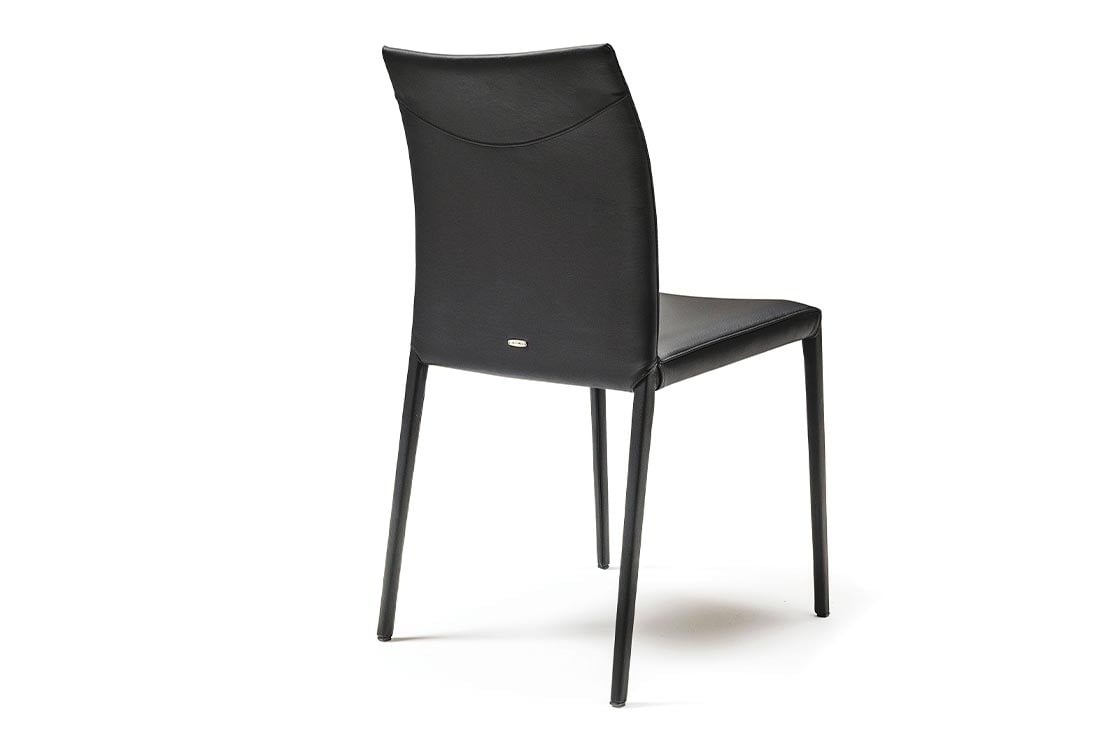 NORMA Stuhl Gruppe – mehrere NORMA Stühle Bianco im Esszimmer-Setting – Cattelan Italia