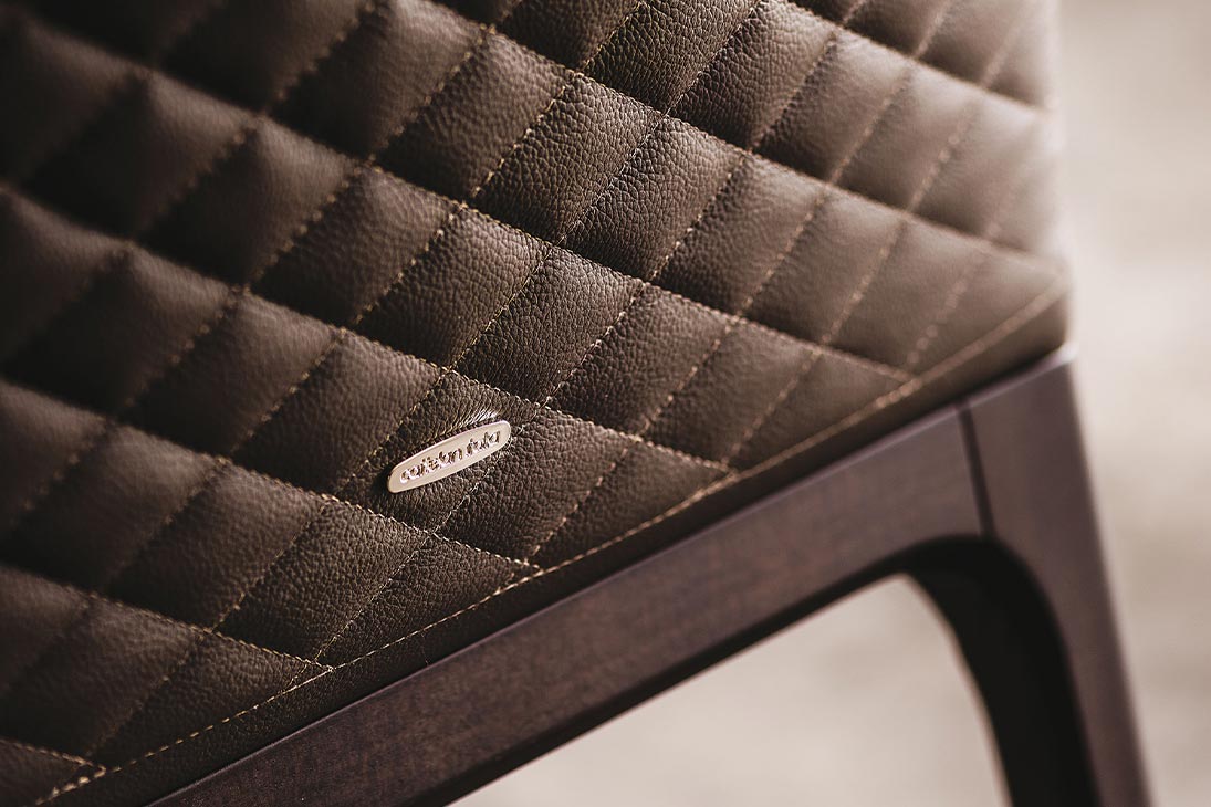 ARCADIA COUTURE Stuhl Detailansicht Gestell – schlankes Holzgestell aus Canaletto FNC – Cattelan Italia