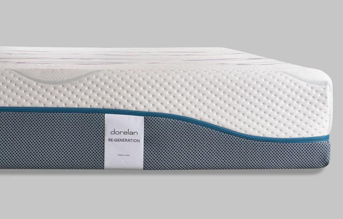 RE:GENERATION Matratze Schraegansicht – Myform Regen Schicht, ergonomische Körperanpassung – Dorelan