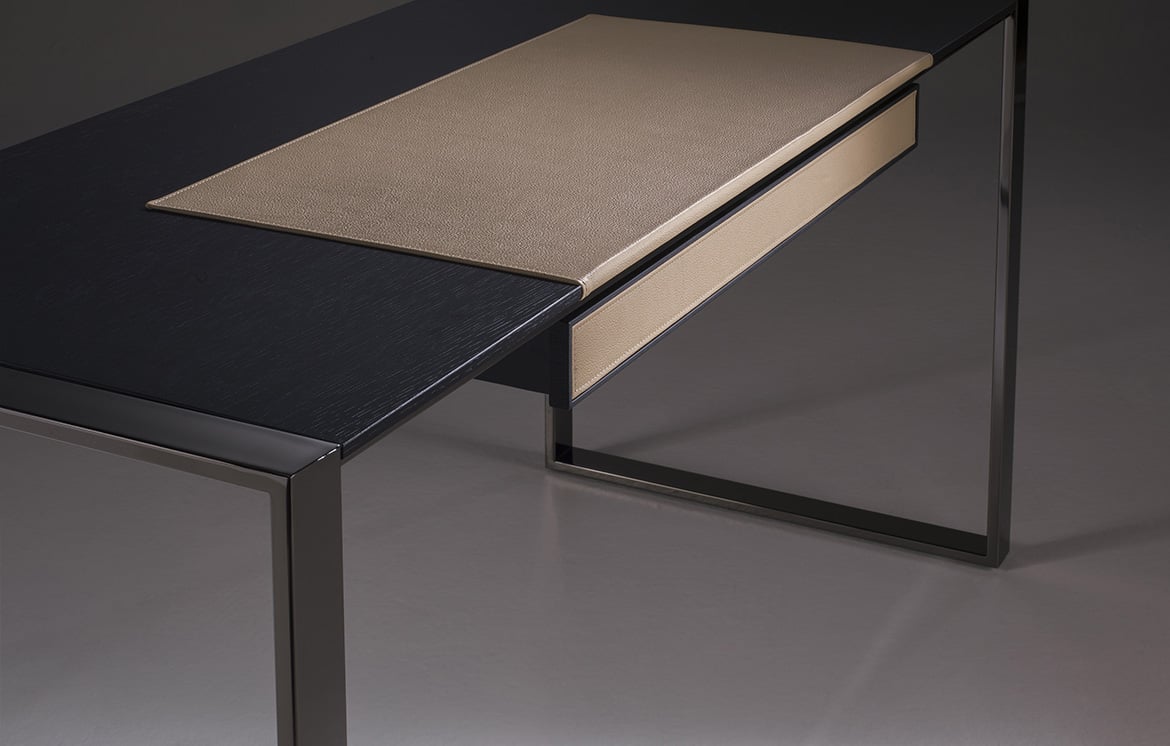 DESK Schreibtisch Detailansicht – Schublade mit Lederfront – Orsenigo